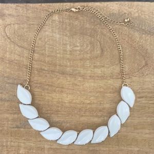 💫 $5 with $20+ purchase 💫 White Statement Necklace